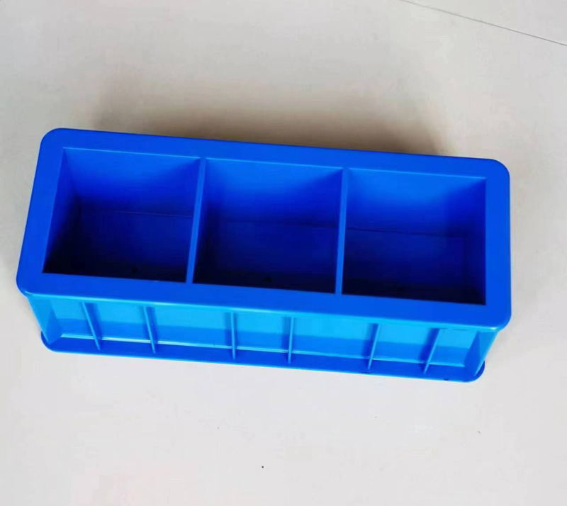 Tres moldes de cubos de pandillas